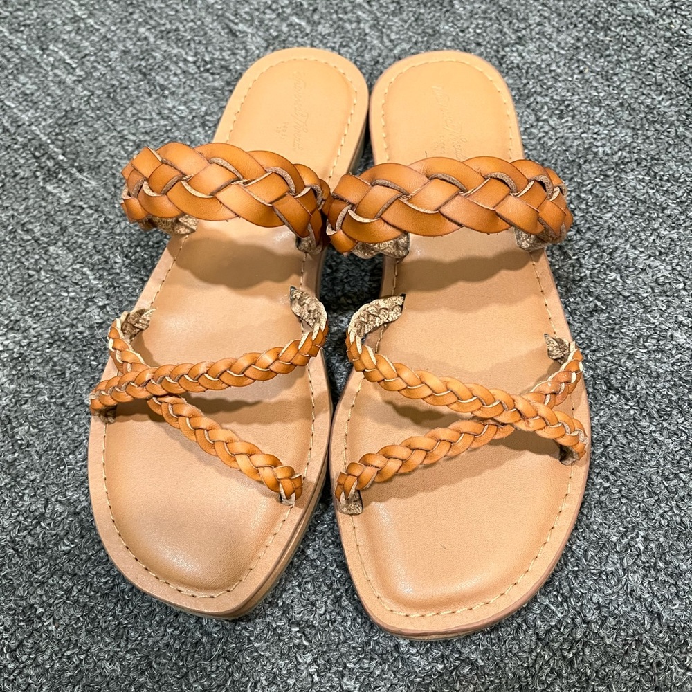 Universal Thread Sandals